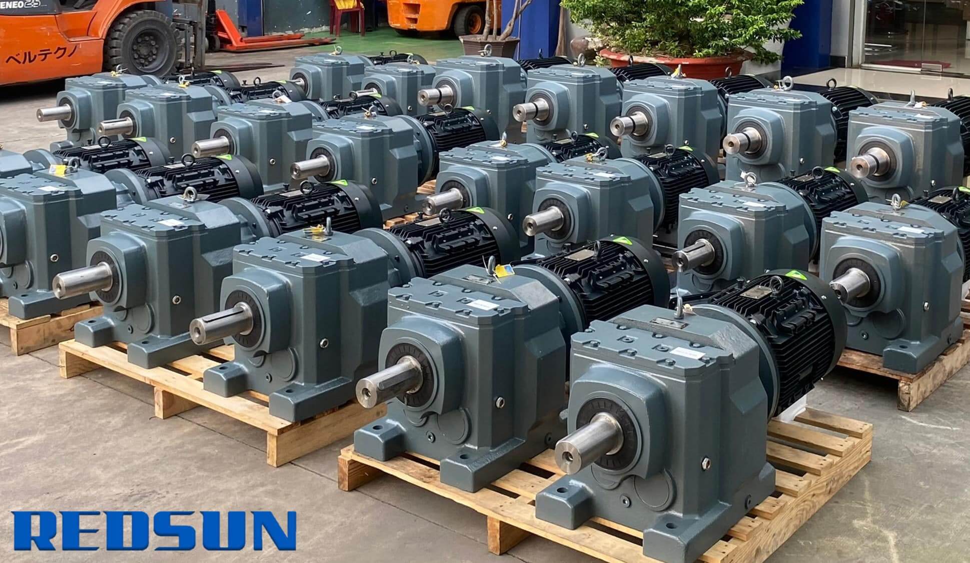 Hinh 2 2 Tăng Hiệu Suất & Độ Bền Cho Băng Tải Nghiền Đá - Giải Pháp Từ Động Cơ Điện TOSHIBA IE3 Kết Hợp Giảm Tốc Tải Nặng REDSUN
