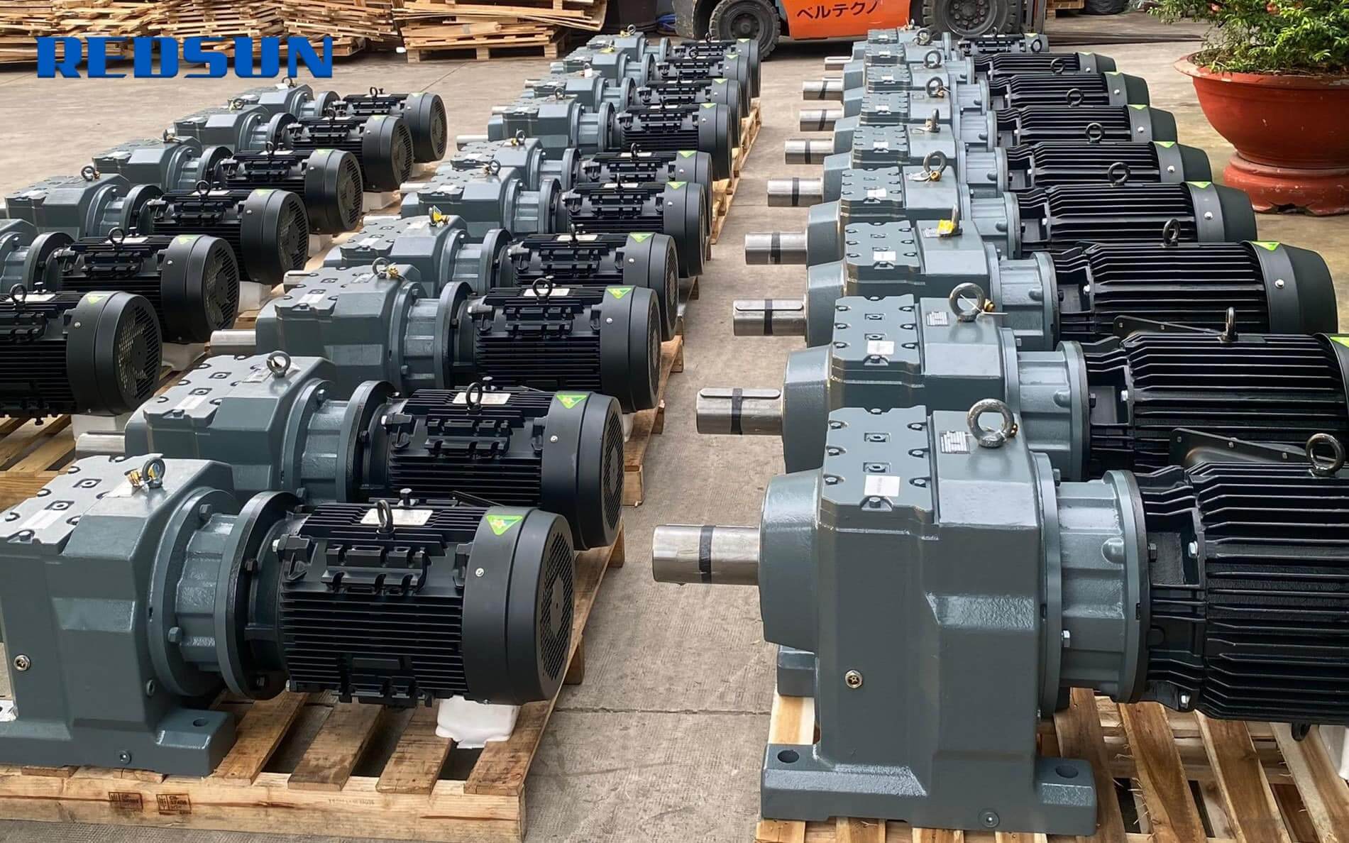 Hinh 3 2 Tăng Hiệu Suất & Độ Bền Cho Băng Tải Nghiền Đá - Giải Pháp Từ Động Cơ Điện TOSHIBA IE3 Kết Hợp Giảm Tốc Tải Nặng REDSUN